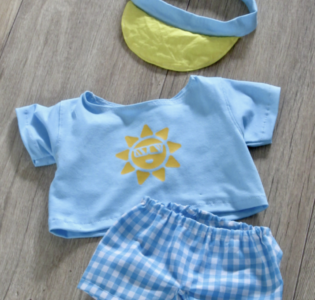 De foto van het product Zonneklep, shirt en korte broek, past op handpop Bobbi